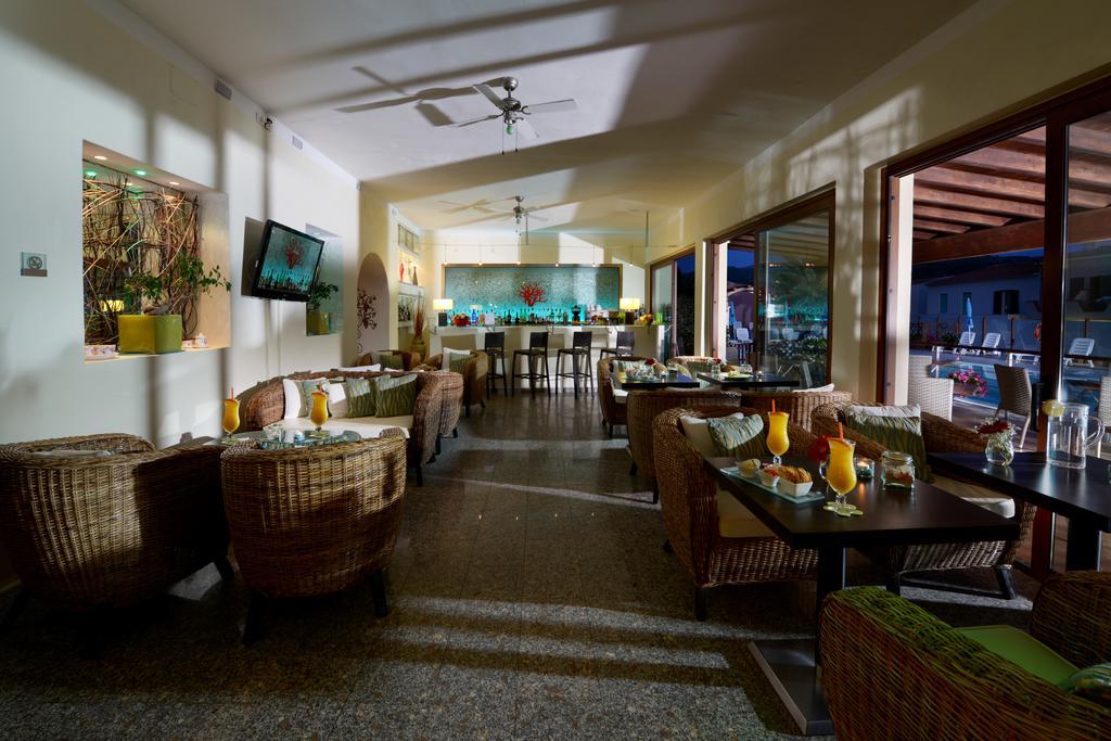 Hotel Corallo Isola Rossa Exterior photo