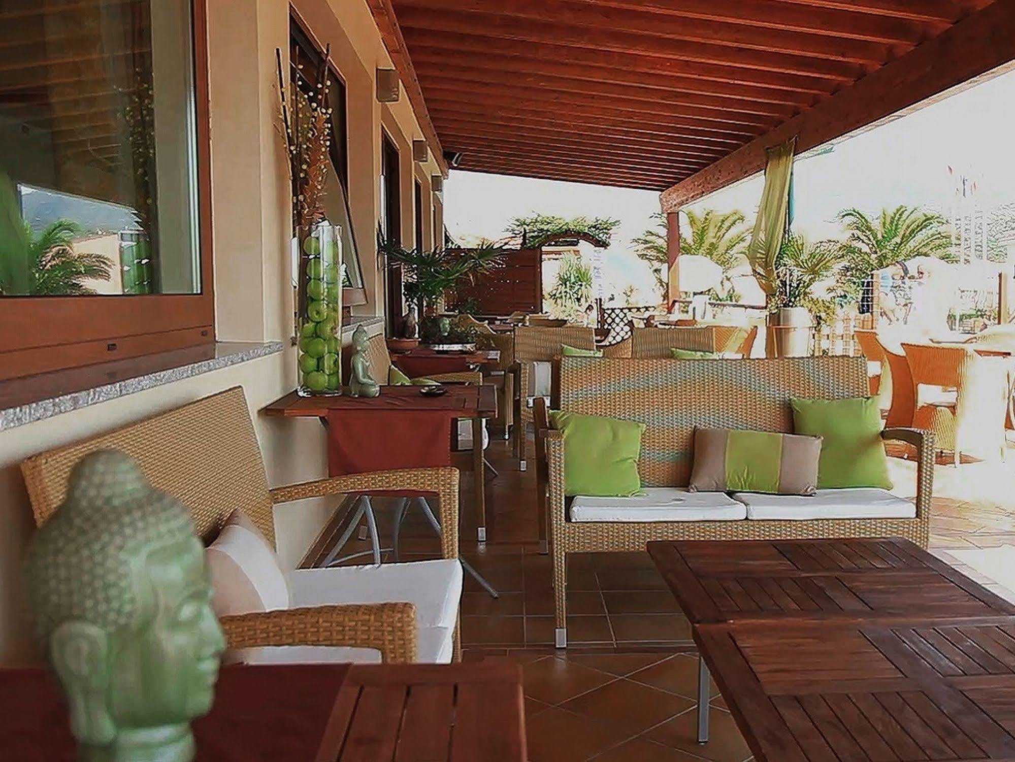 Hotel Corallo Isola Rossa Exterior photo