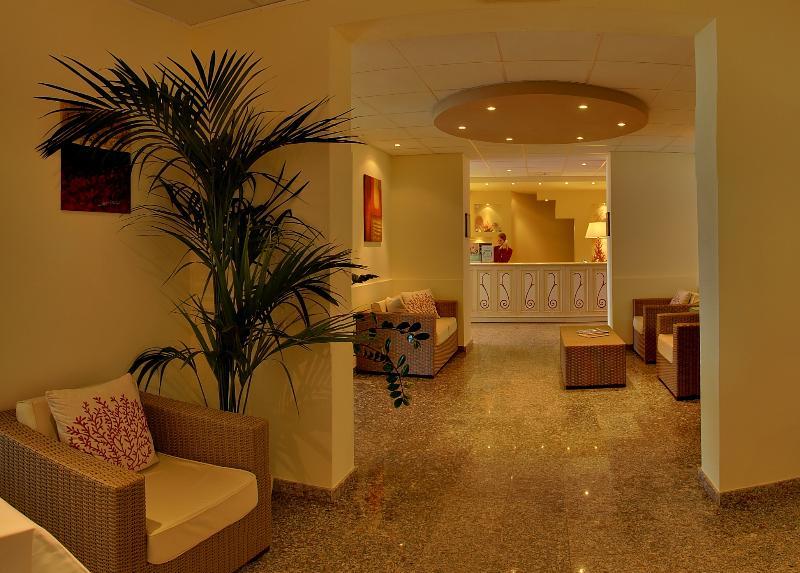 Hotel Corallo Isola Rossa Interior photo
