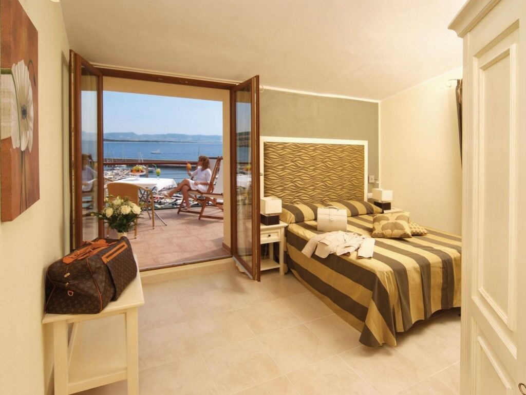 Hotel Corallo Isola Rossa Exterior photo