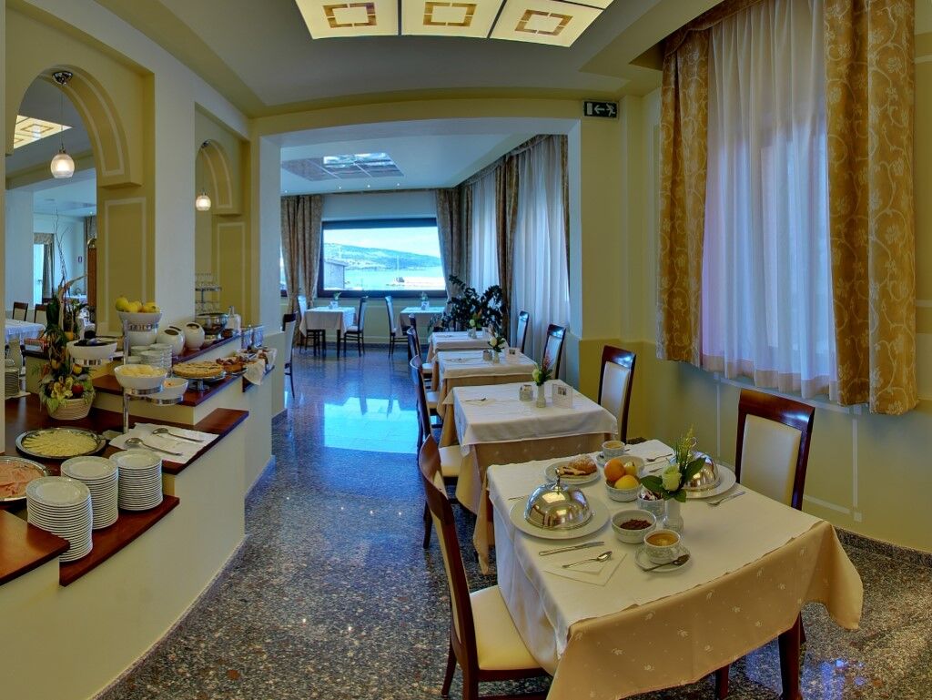 Hotel Corallo Isola Rossa Exterior photo