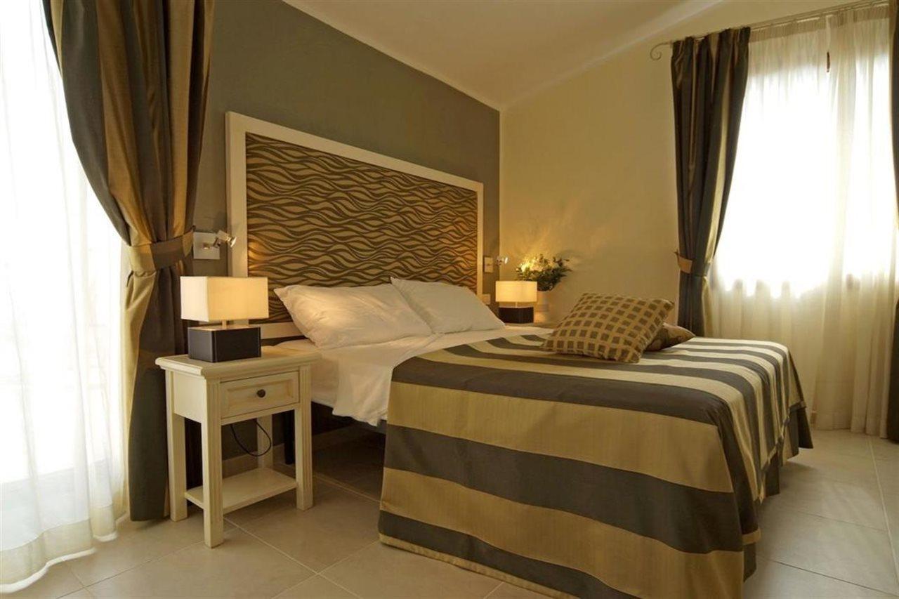Hotel Corallo Isola Rossa Exterior photo